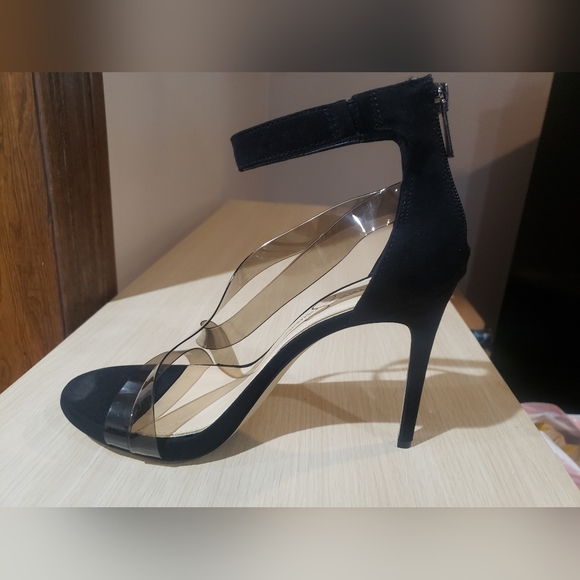 Jessica Simpsons black high heel shoe. - Picture 8 of 8